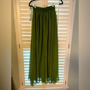 Size small. color hunter green